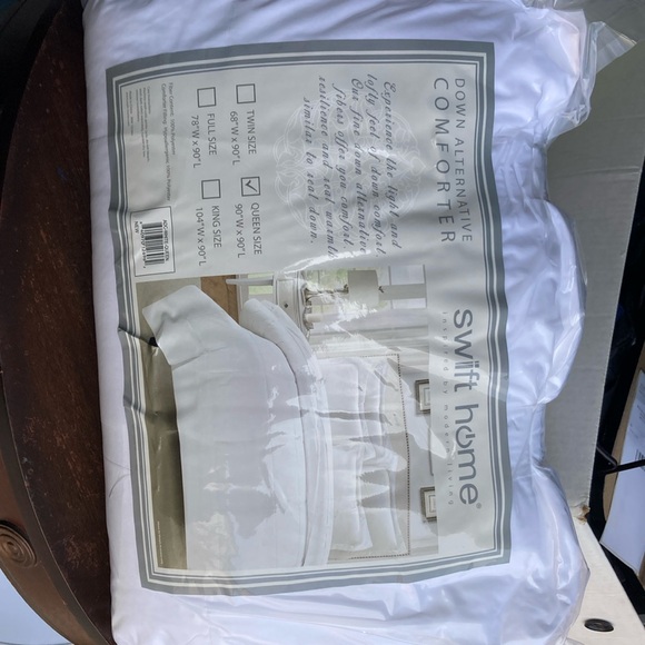 Comforter Swift Home down alternative Queen NEW - Picture 2 of 6